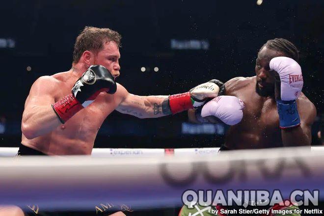 克劳福德战胜阿瓦雷兹，比梅威瑟赢得更