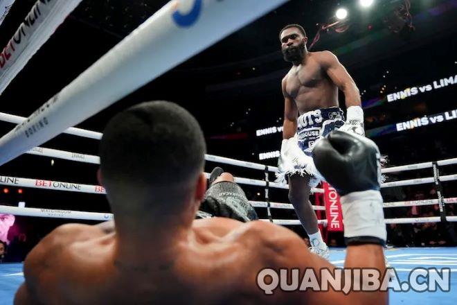 加隆-恩尼斯首回合强势击倒利马，顺利进