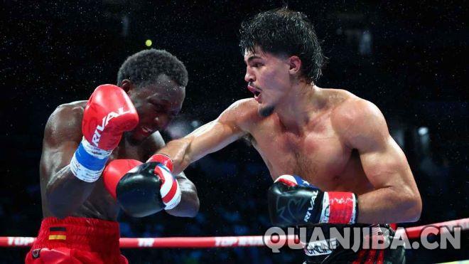 扎亚斯在争议判决中战胜巴拉乌，问鼎超