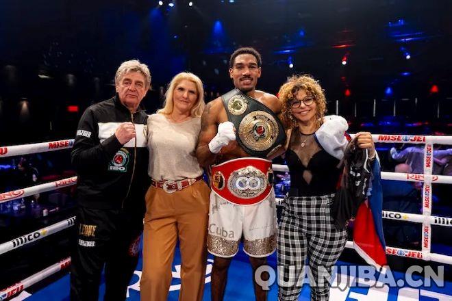 伊格莱西亚斯战胜西利亚金加冕IBF拳王