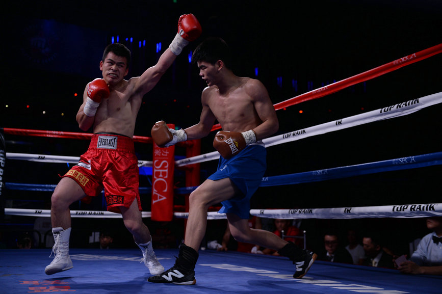 10第十场 最轻量级 118磅 谢志泉 (蓝裤)vs 杨正鹏.jpg