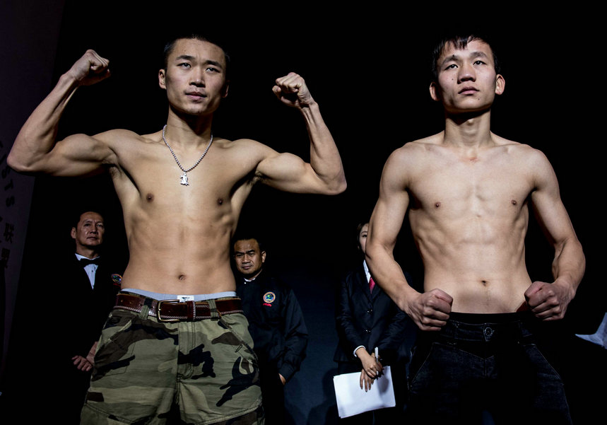 羽量级 蓝角(右)刘中 对阵 红角(左)王银刚.jpg