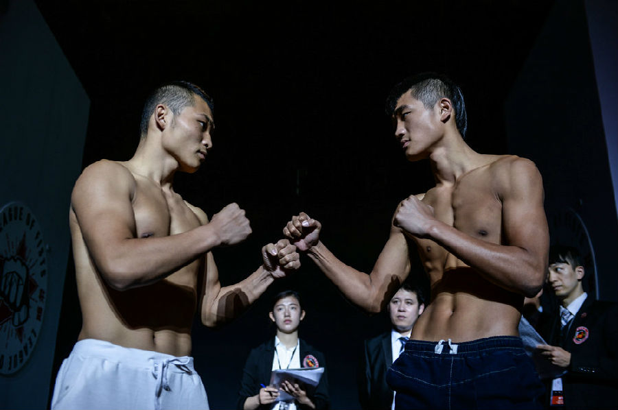 超轻量级140磅张征(左)vs李潍坊(右).jpg