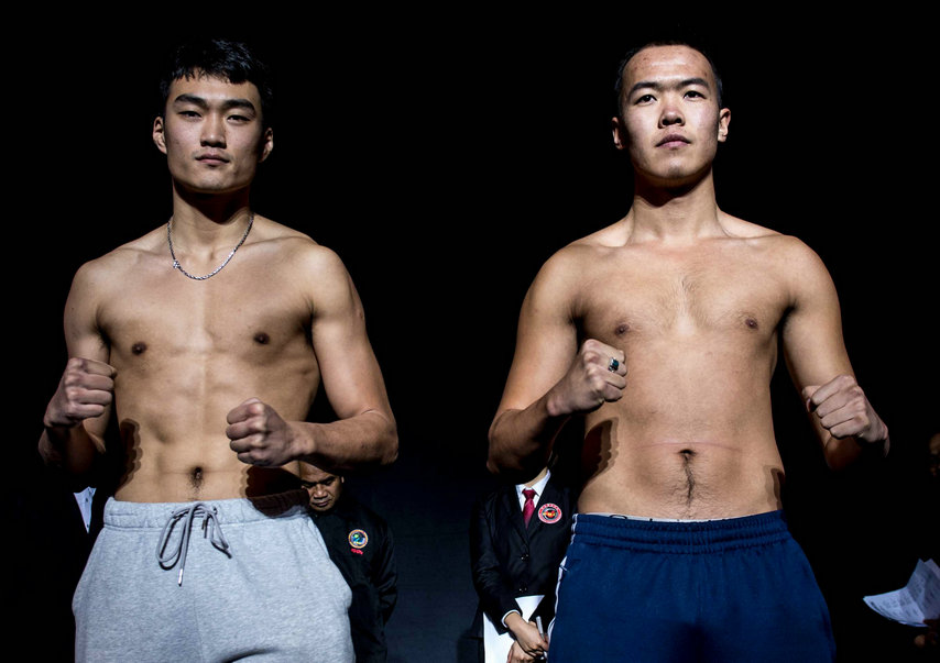 超中量级 蓝角(右)敖日格勒 对阵 红角(左)竺奕骏.jpg
