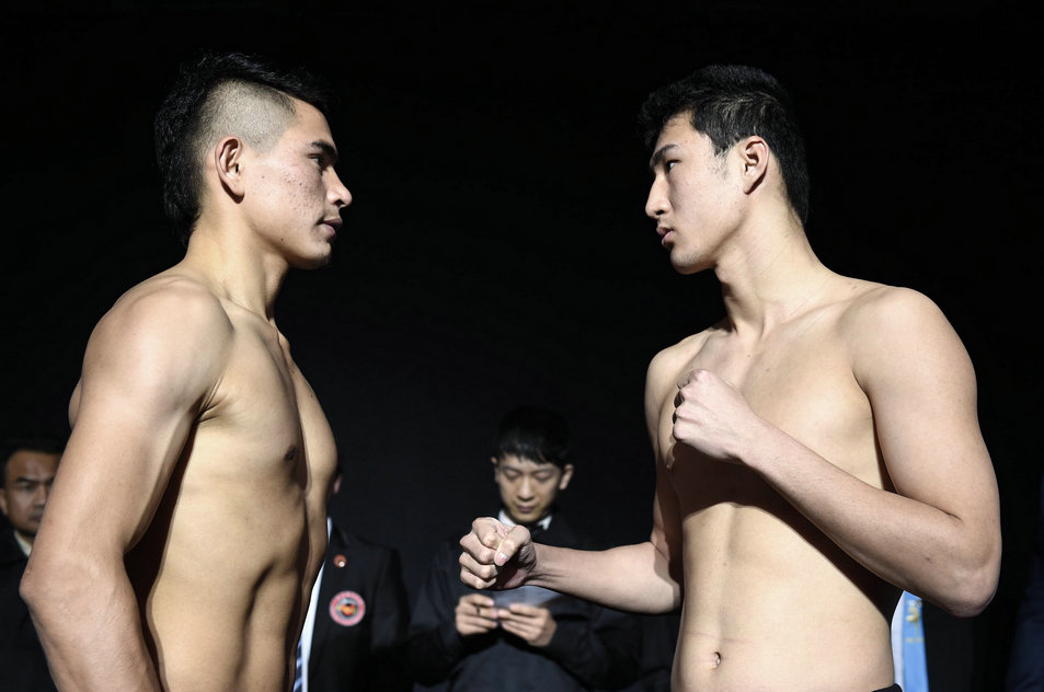 次中量级蓝角选手王渐成(右)vs红角选手阿卜力米提1.jpg