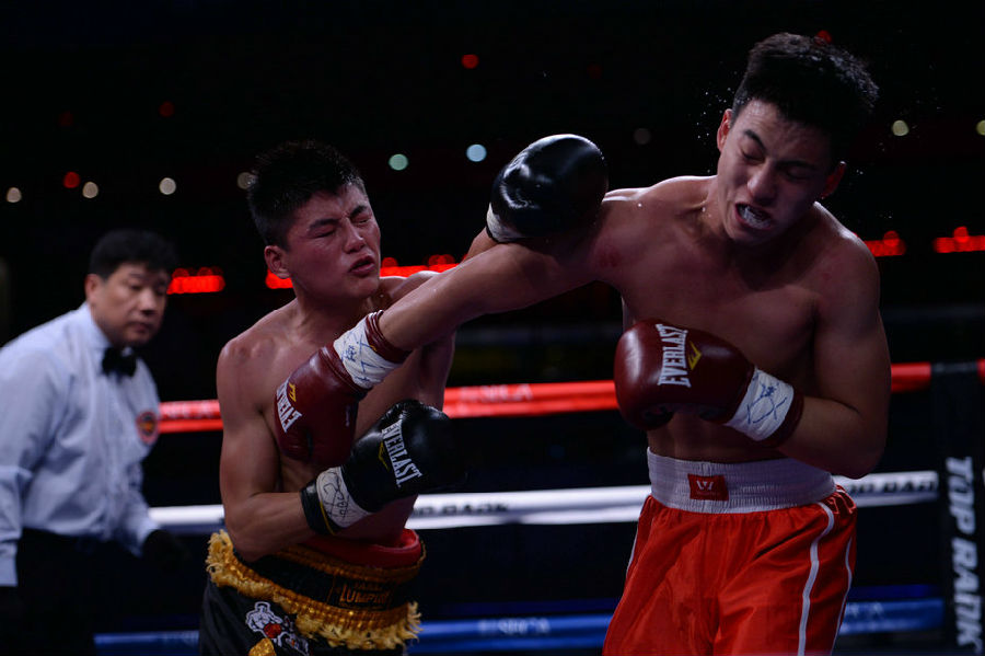 2第二场 超羽量级 130磅 冯永乐(黑裤)vs赵楠.jpg