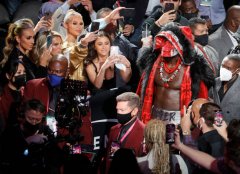 相互击倒！富里第十一回合KO维尔德卫冕WBC冠军头