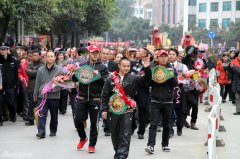 熊朝忠：“请叫我农民工拳王”