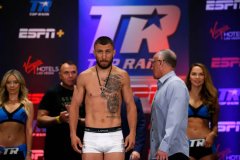 洛马琴科vs中谷正义赛前称重图集