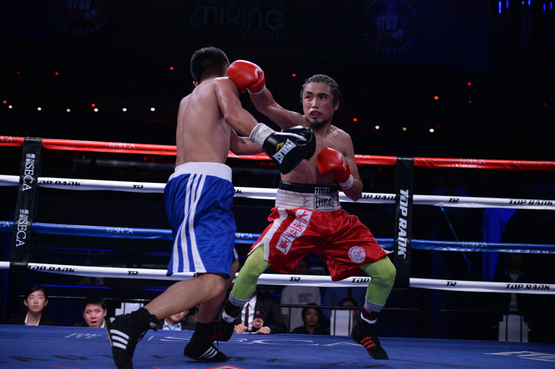 5第五场最轻量级118磅 陆陈安 (蓝裤)vs 也列恰提 尼合买托拉.jpg