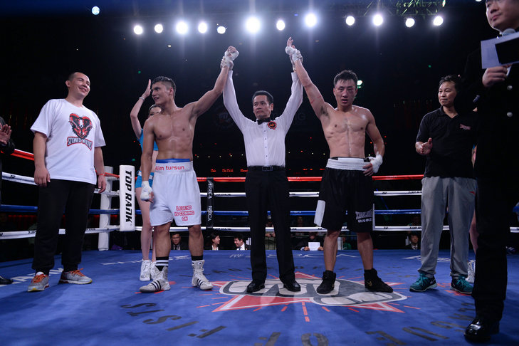 8第八场 超次中量级 154磅 阿力木 图尔孙(白裤) vs 黄居翔.jpg