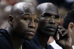 梅威瑟看NBA遭嘘 保镖打倒女观众