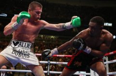 阿瓦雷兹点数完胜雅各布斯夺得WBA、WBC和IBF三个