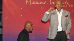 拳王泰森携家人出席活动 硬汉似向蜡像版自己下