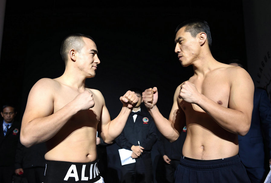轻量级蓝角选手宋曙光(右)vs红角选手阿力木·吾守尔1.jpg