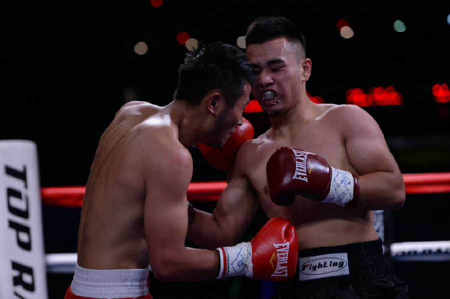 3第三场超轻量级140磅 爱孜 艾力(黑裤)vs阮煜波.jpg