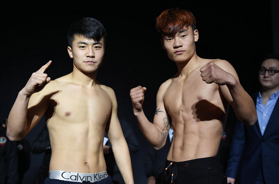轻量级蓝角选手周豆豆(右)vs红角选手尚子杰2.jpg