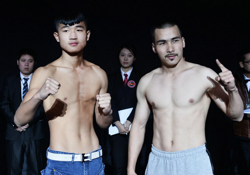 超轻量级140磅蓝角选手司马义(右)vs红角选手李潍坊2.jpg
