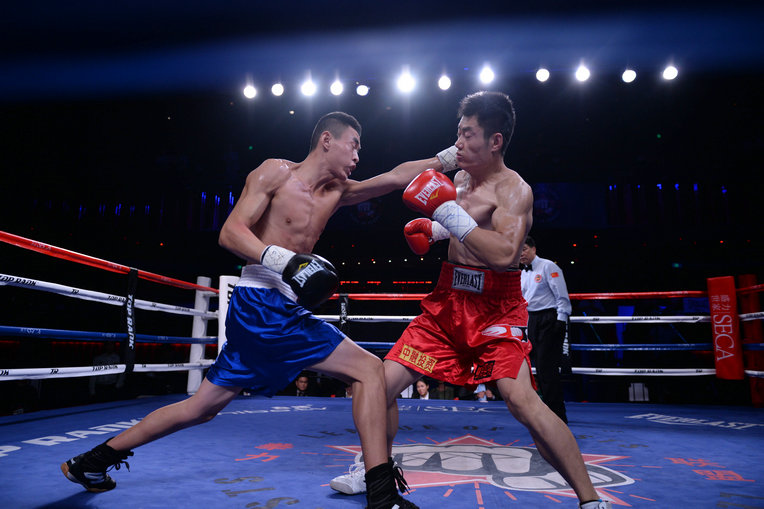 6第六场 超次中量级 154磅 李宝林(蓝裤) vs 苏程.jpg