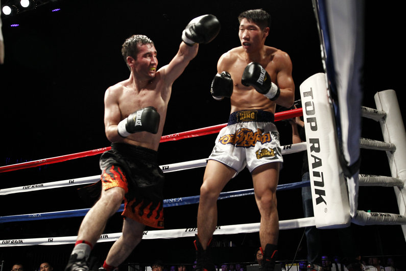 第三场 宫超(白裤)VS马合沙提·波拉提汗(黑裤).JPG