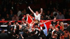 徐灿第六回合TKO久保隼成功卫冕WBA世界拳王金腰