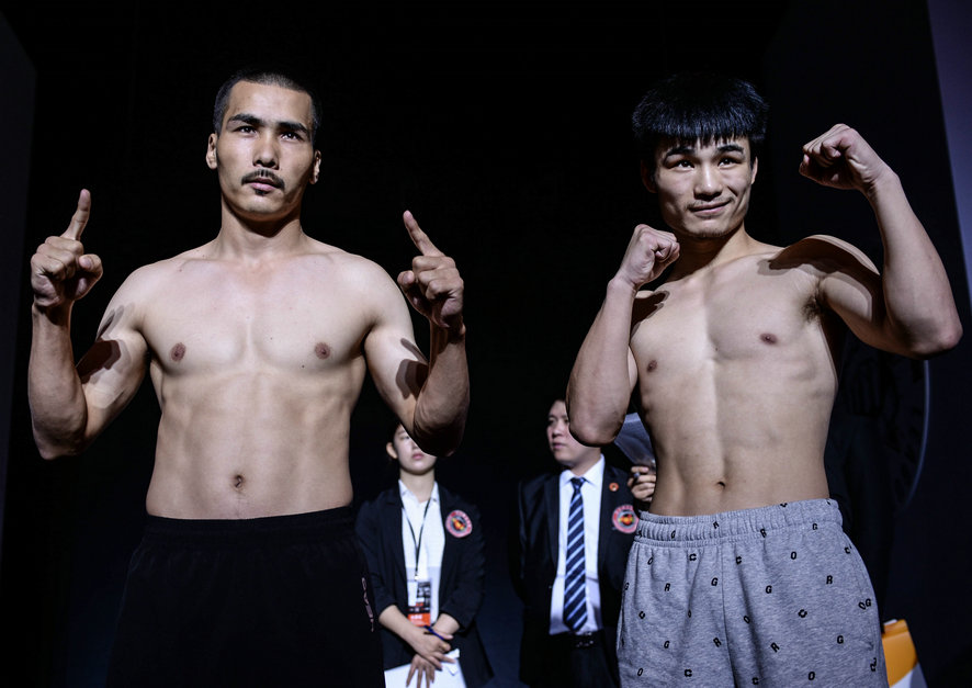 超轻量级140磅迪里夏提(左) vs 翁涛(右).jpg