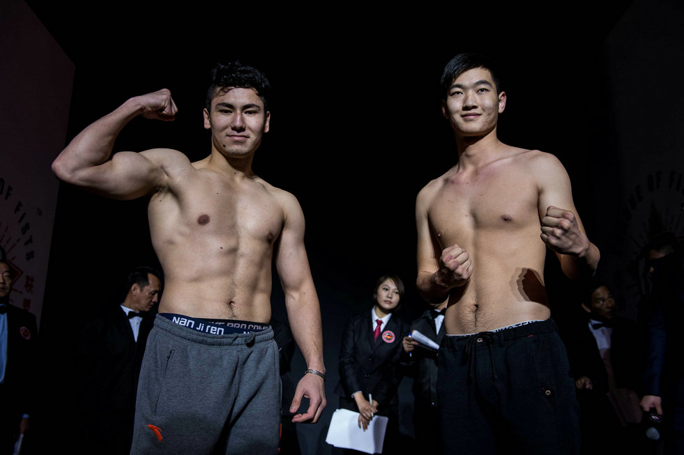 超中量级 蓝角(右)张成博 对阵 红角(左)祖力皮卡尔-买买提艾力.jpg