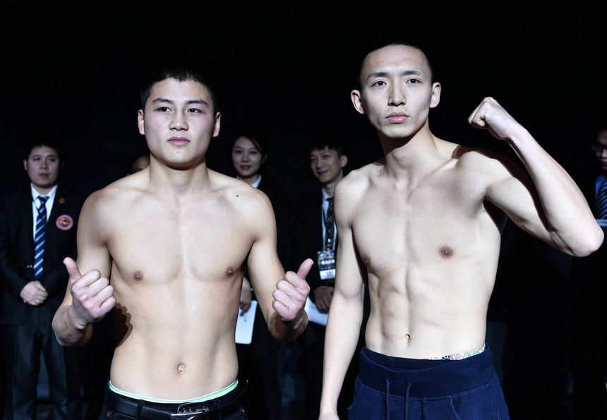 超羽量级130磅蓝角选手胡洪建(右)vs红角选手冯永乐2.jpg