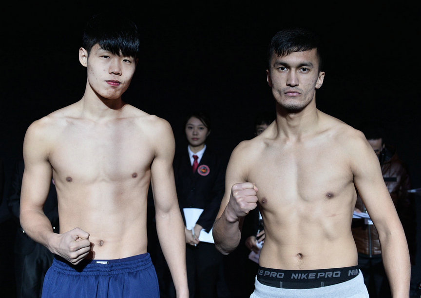 超次中量级154磅蓝角选手吐拉克(右)vs红角选手张晋2.jpg