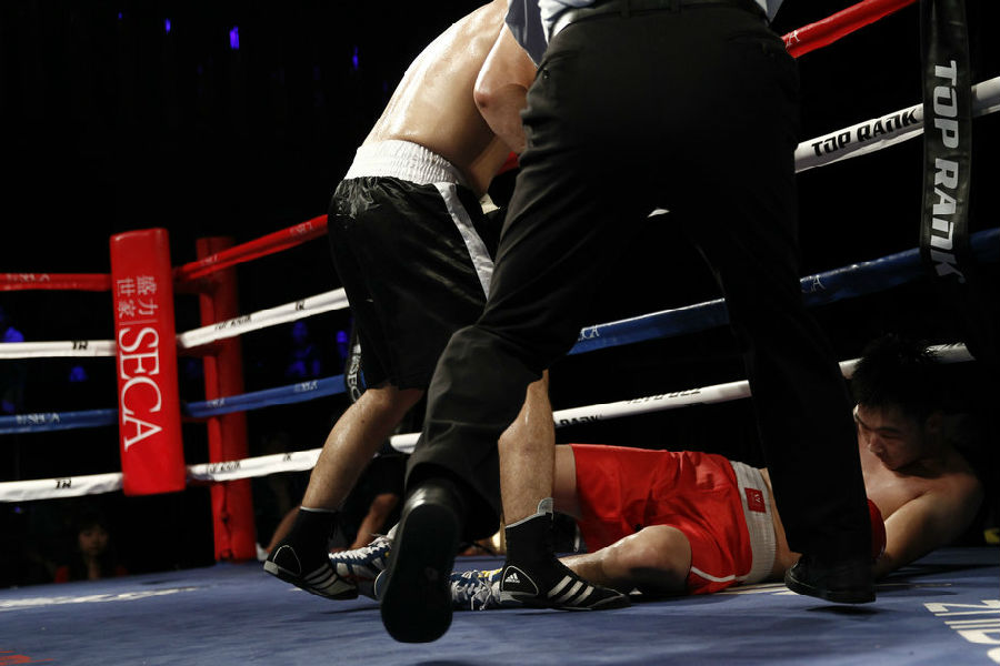 第六场 加依达尔·别尔力克(黑裤)VS 张成博(红裤).JPG