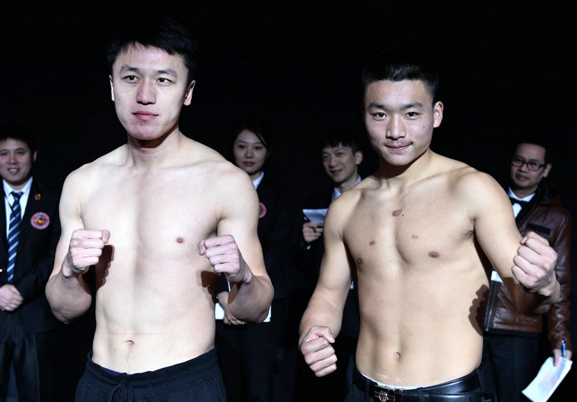 超次中量级154磅蓝角选手张原(右)vs红角选手罗强2.jpg