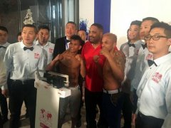 IBF世界战险流产 两拳王彻夜减重复秤双双过关