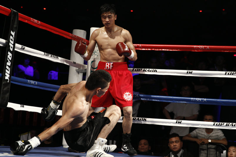 第九场 阿卜力米提·图尔荪尼亚孜(黑裤)VS刘亚辉(蓝裤).JPG