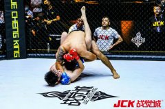 伊布格勒劲爆KO大获全胜,郑晓亮手臂十字固降服