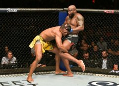 阿尔梅达完胜刘易斯豪取六连胜