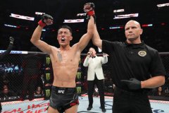 爱德华兹爆冷KO乌斯曼夺得UFC次中量级冠军金腰带