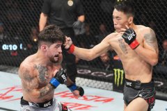 傲日其楞点数获胜，武亚楠被降服告负