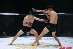邓立MMA首秀降服获胜，石晓东首局TKO和喜格图