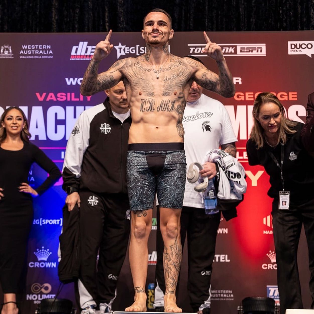 瓦西里·洛马琴科vs小乔治·坎博索斯!赛前称重