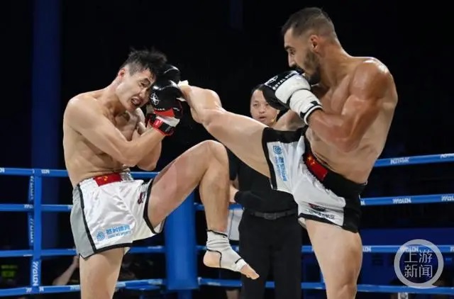 6国格斗高手鏖战 重庆大渡口首场格斗冠