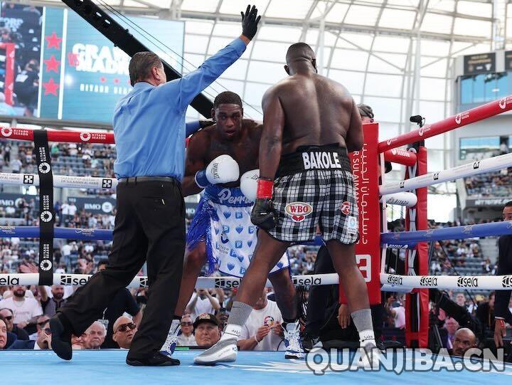 安德森被巴科勒(成都拳击)5回合TKO，巴科