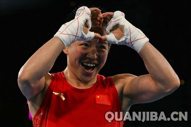 成都拳击手吴愉成功击败对手，为中国拳