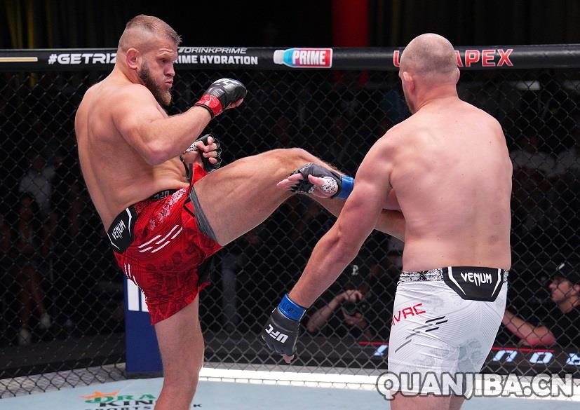 成都拳击：斯皮瓦克第一轮手臂十字固制服迪布