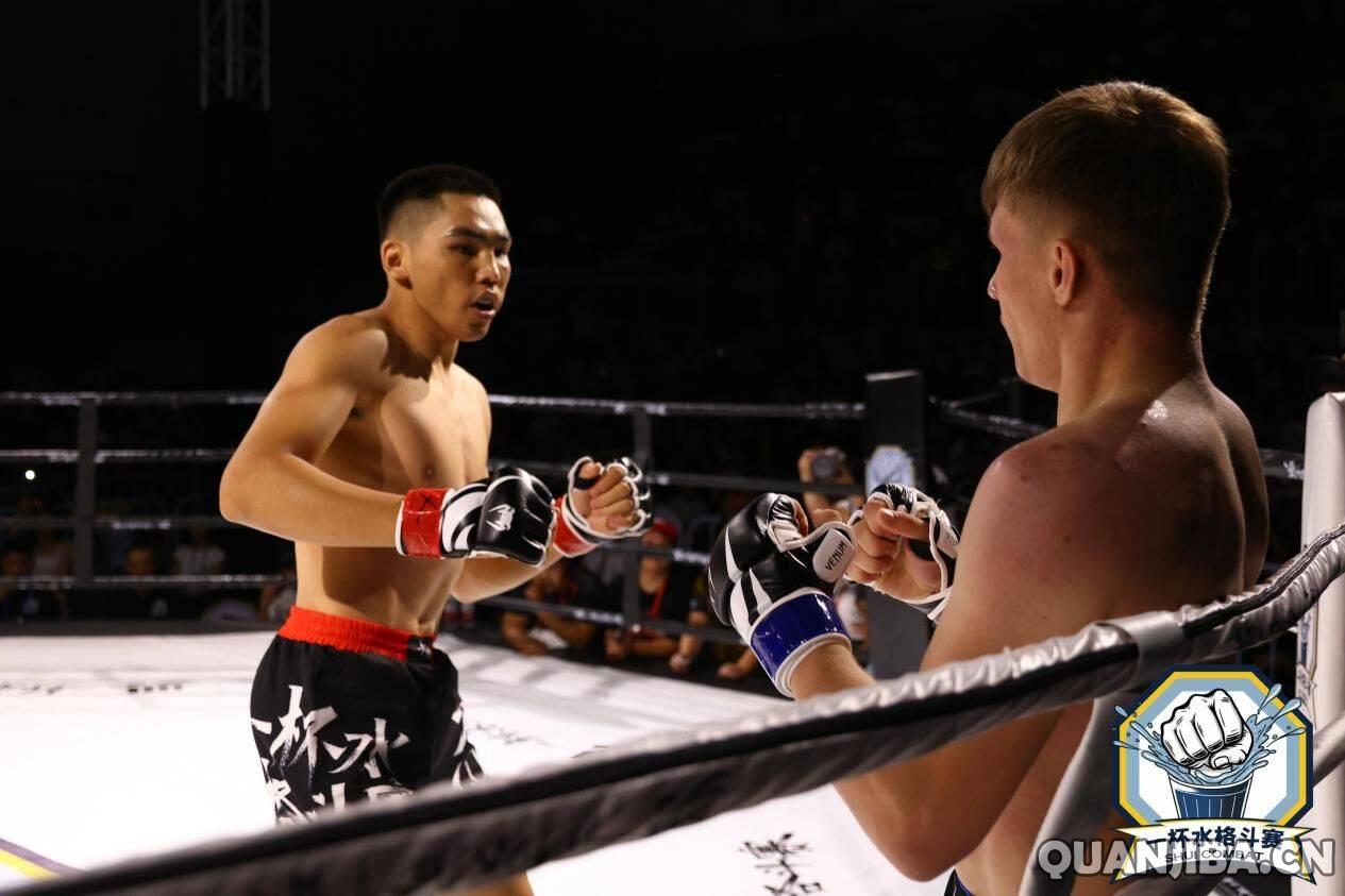 ＂2024年在成都泰拳赛场上展开的水中格斗大赛＂