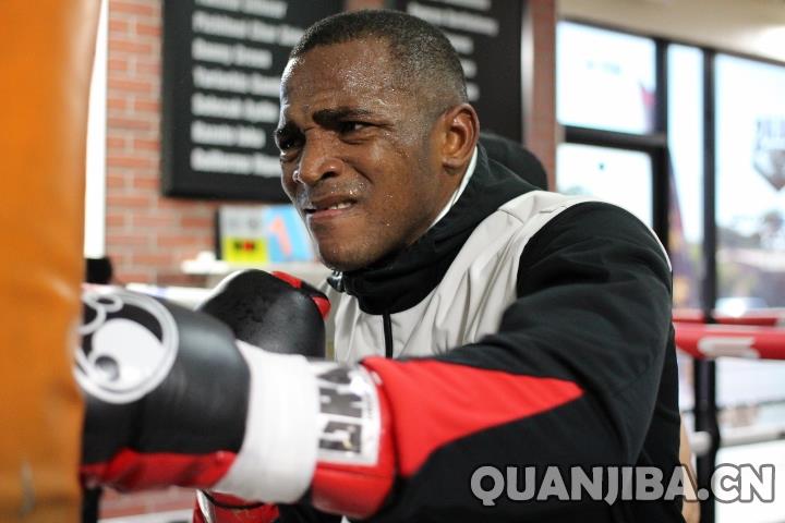 成都散打选手拉拉期待在比赛中KO丹尼-加