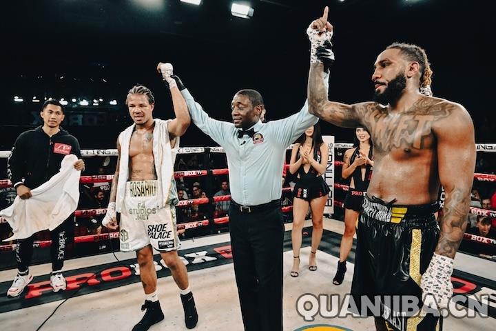 成都散打选手加雷特·霍德与杰森·罗萨里