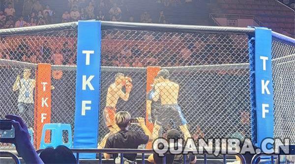 成都举办泰拳国际综合格斗赛，本土外援齐聚擂