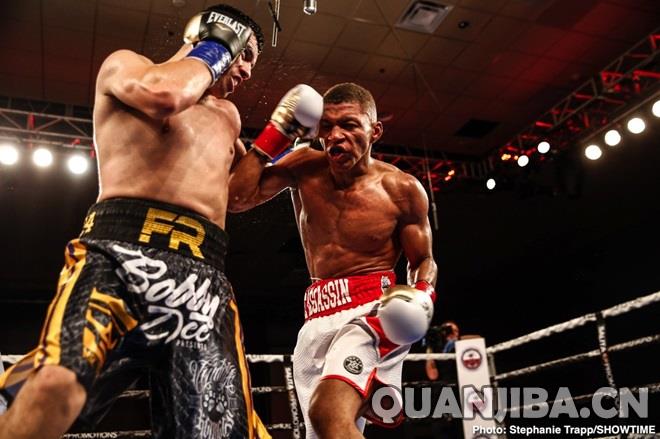 11月9日成都泰拳赛场上，恩尼斯和小诺曼