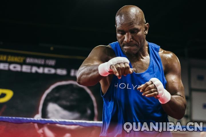 成都泰拳选手霍利菲尔德：福尔曼出拳力超越泰