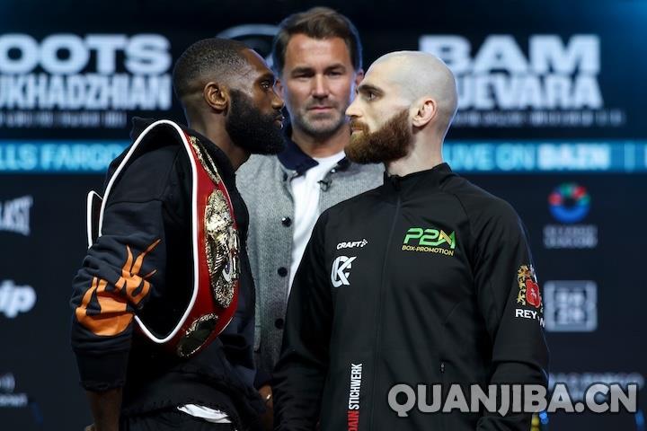 周日比赛前恩尼斯和楚哈吉安完成称重